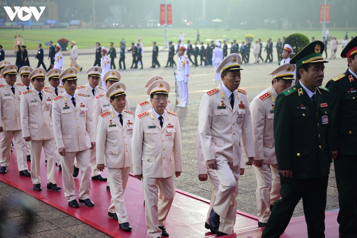 lanh dao Dang, nha nuoc va cac dai bieu du Dai hoi xiii vao lang vieng bac hinh anh 10