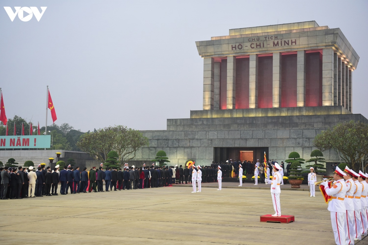 lanh dao Dang, nha nuoc va cac dai bieu du Dai hoi xiii vao lang vieng bac hinh anh 11