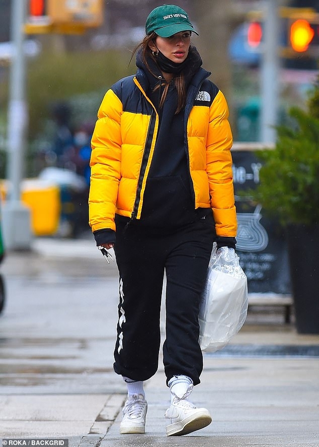 emily ratajkowski om bung bau di choi o new york hinh anh 3