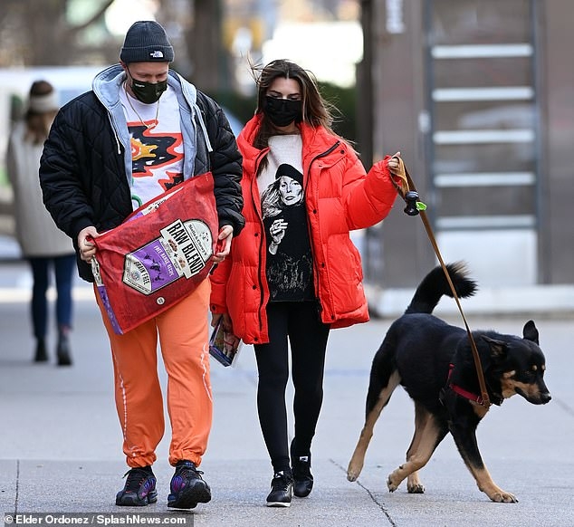 emily ratajkowski cung chong dat thu cung ra pho di dao hinh anh 3