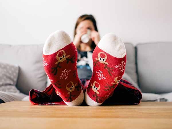 Mặc ấm: Nguyên nhân chính khiến bàn chân lạnh cóng là do thời tiết lạnh; vì vậy cách tốt nhất là bạn hãy mặc ấm để bảo vệ bàn chân và bàn tay vào mùa đông. Hãy luôn mang tất chân và tránh đeo giày quá chật.