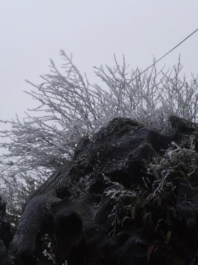 mau son mt peak covered in frost as temperature drops to minus 1 picture 1