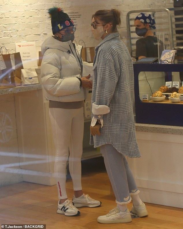 gigi hadid dien do khoe khoan di choi cung me sau gan 6 thang sinh con hinh anh 6