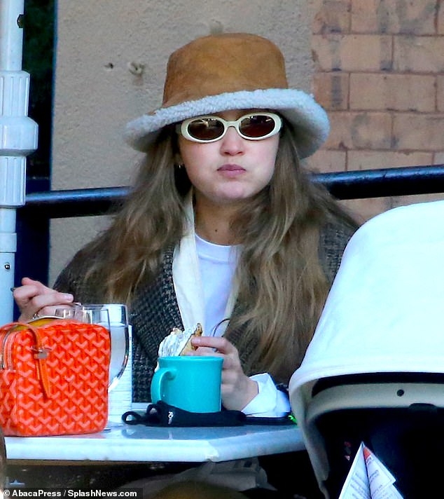 gigi hadid dien do hieu di an trua cung ban be hinh anh 3