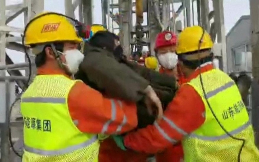 Giải cứu công nhân mỏ Trung Quốc. Ảnh: BBC.