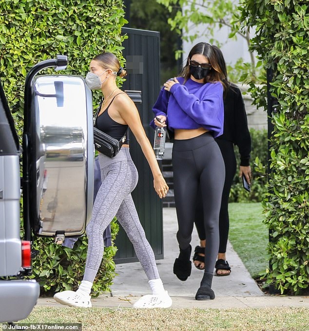 hailey baldwin goi cam di mua sam cung ban than kendall jenner hinh anh 2