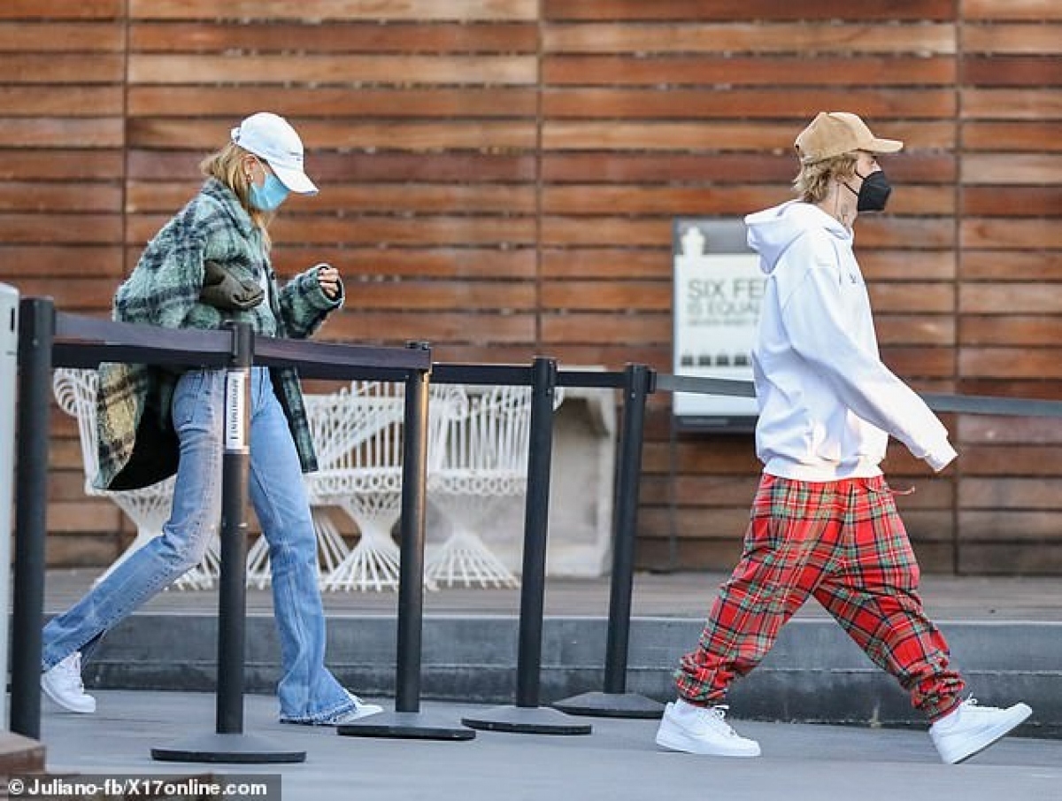 hailey baldwin dien do phong cach, ca tinh ra pho hinh anh 4