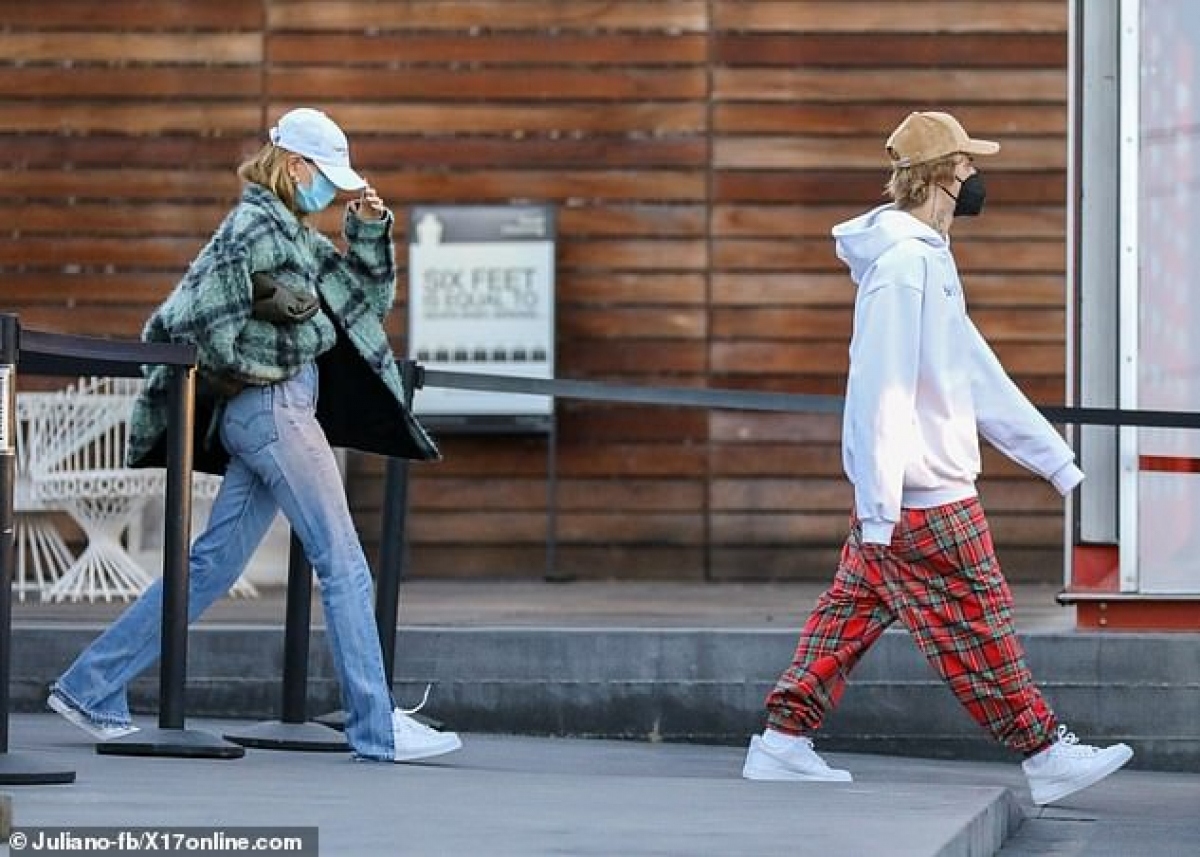 hailey baldwin dien do phong cach, ca tinh ra pho hinh anh 5