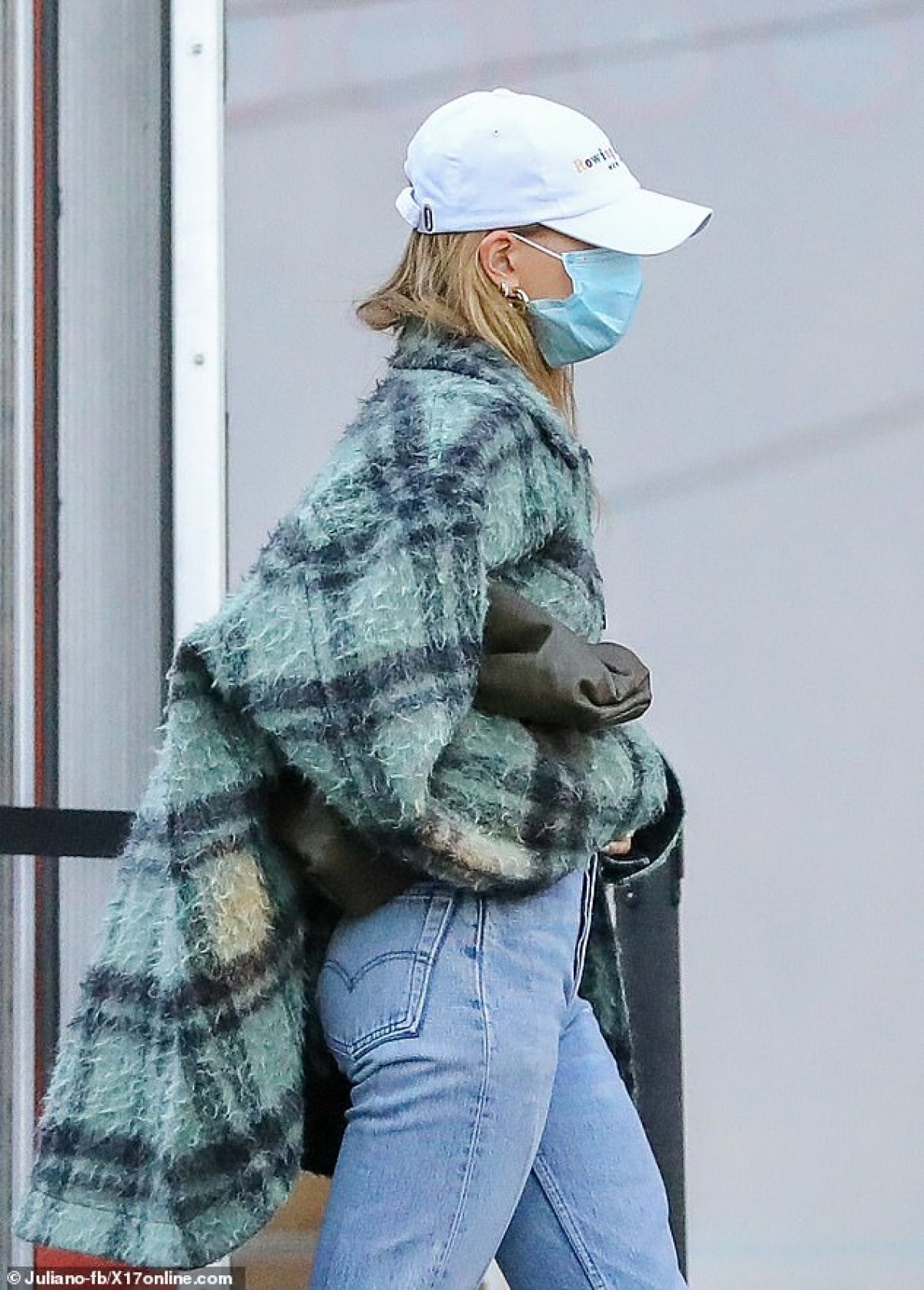 hailey baldwin dien do phong cach, ca tinh ra pho hinh anh 6