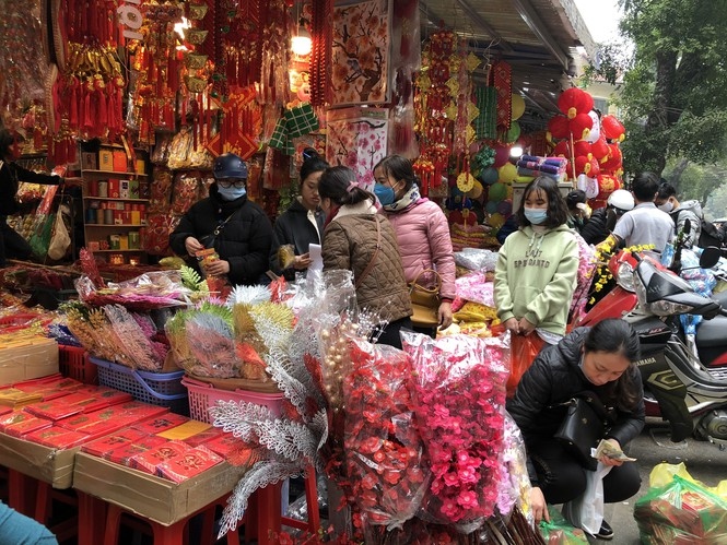 bustling hanoi street gears up for upcoming tet holiday picture 1