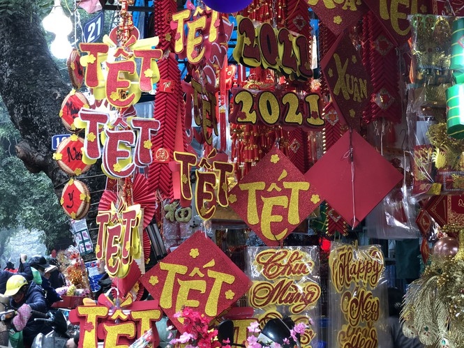 bustling hanoi street gears up for upcoming tet holiday picture 5