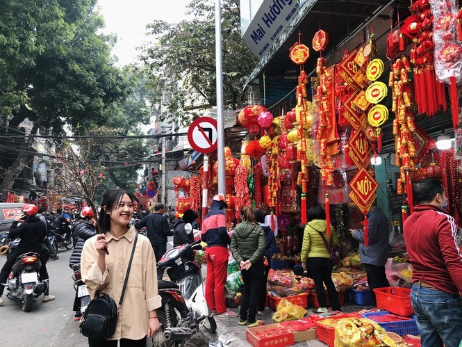 bustling hanoi street gears up for upcoming tet holiday picture 7