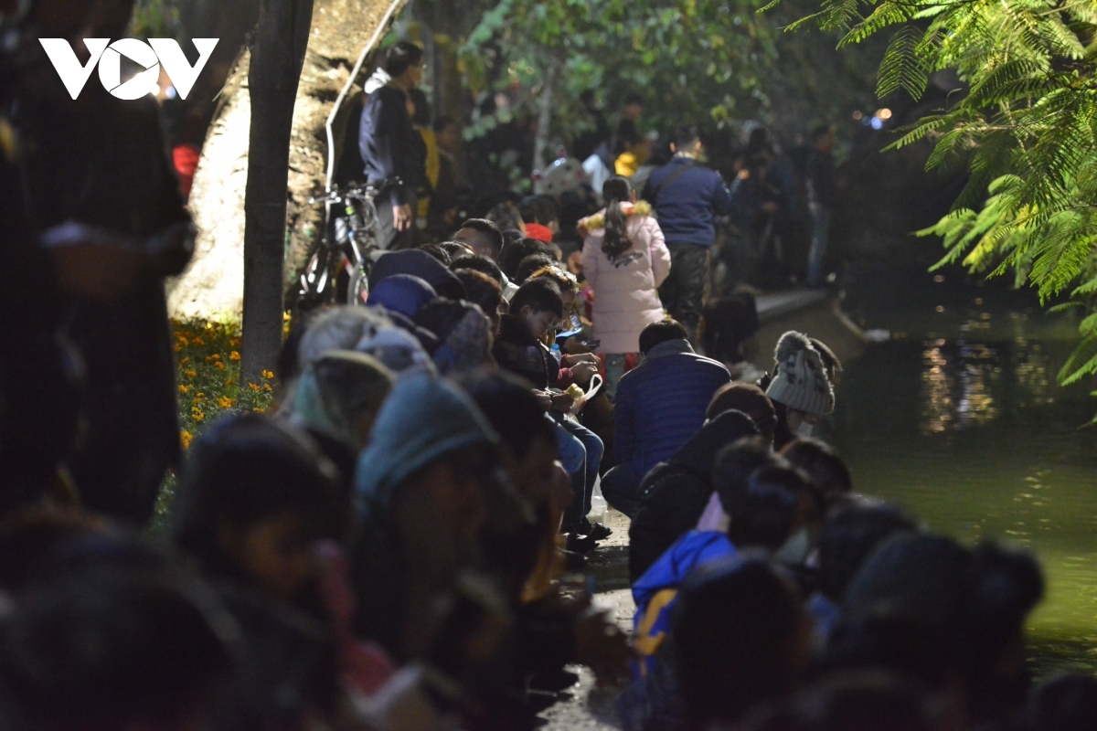 vietnamese revellers ring in new year 2021 picture 9