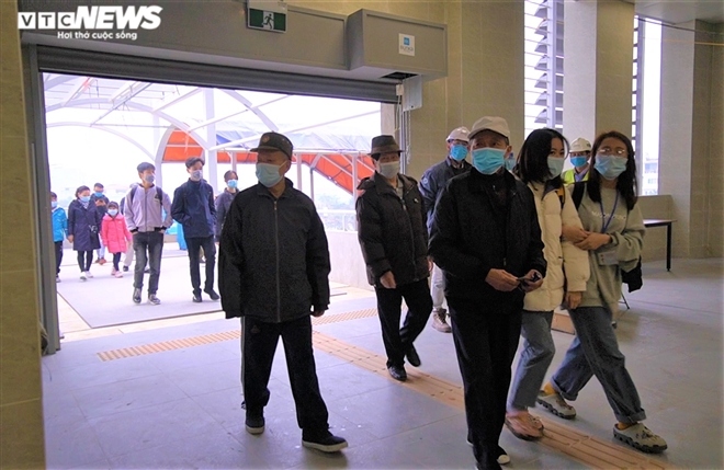 hanoi residents eager to discover first metro train picture 2