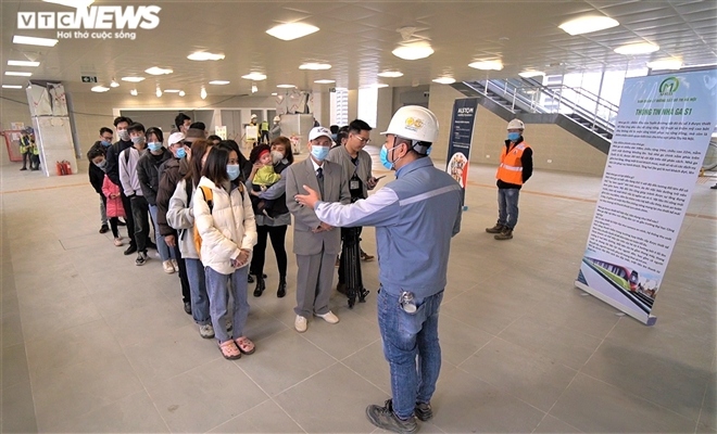 hanoi residents eager to discover first metro train picture 4