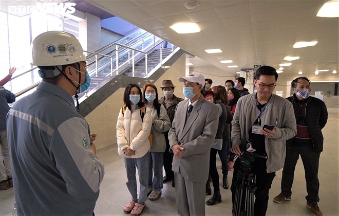 hanoi residents eager to discover first metro train picture 5