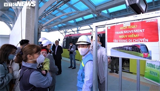 hanoi residents eager to discover first metro train picture 6