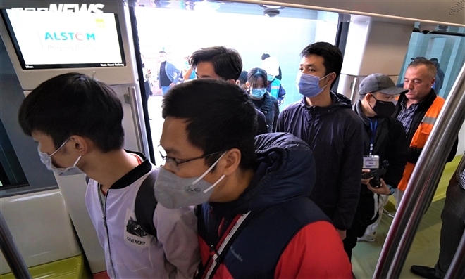 hanoi residents eager to discover first metro train picture 7