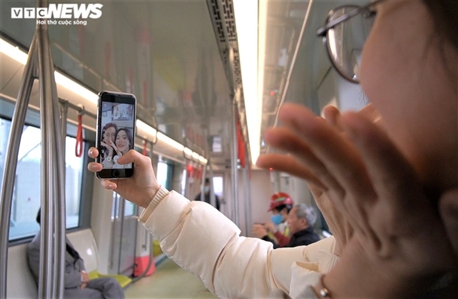 hanoi residents eager to discover first metro train picture 9