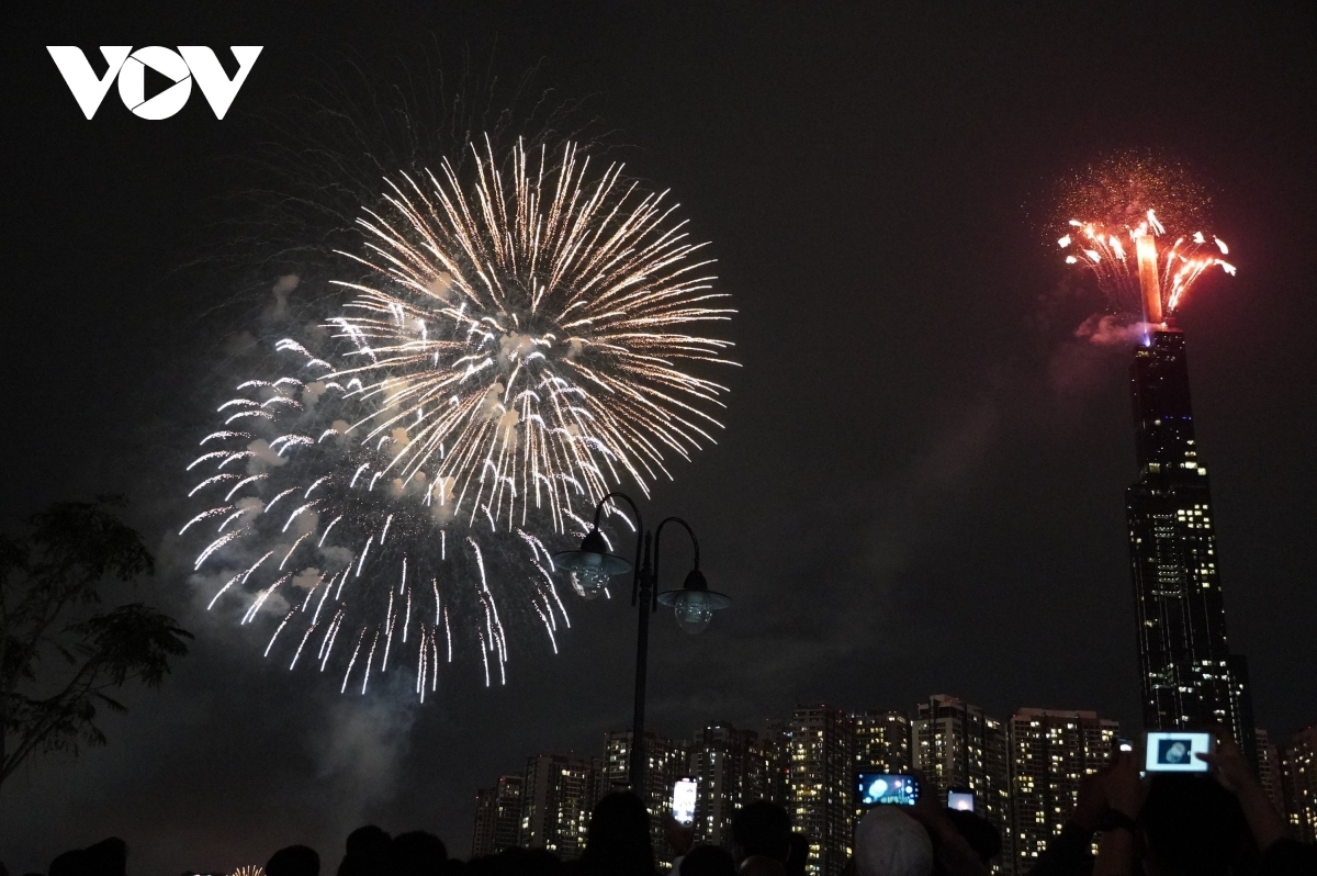 vietnamese revellers ring in new year 2021 picture 1