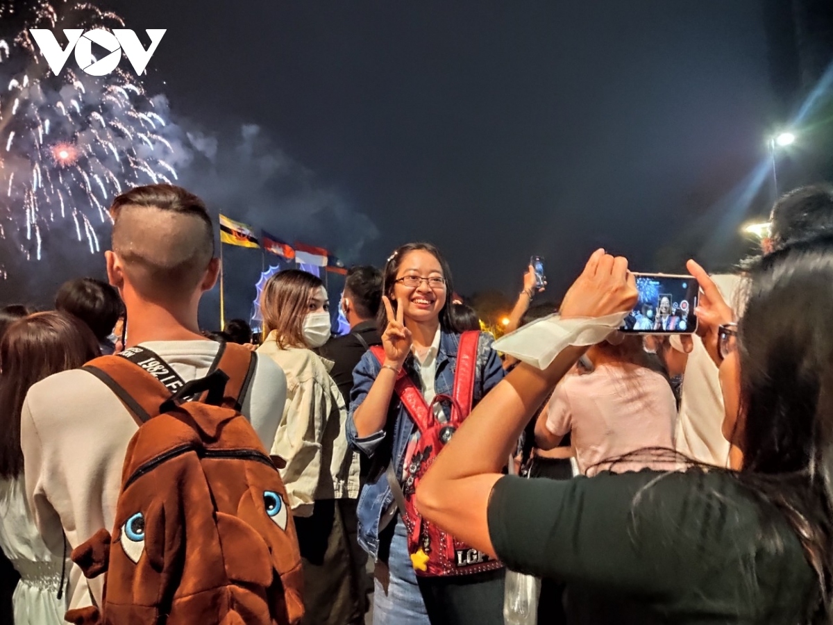 vietnamese revellers ring in new year 2021 picture 4