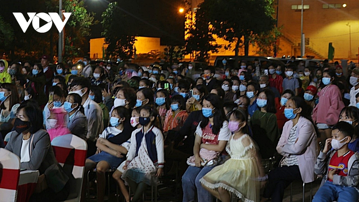 vietnamese revellers ring in new year 2021 picture 5