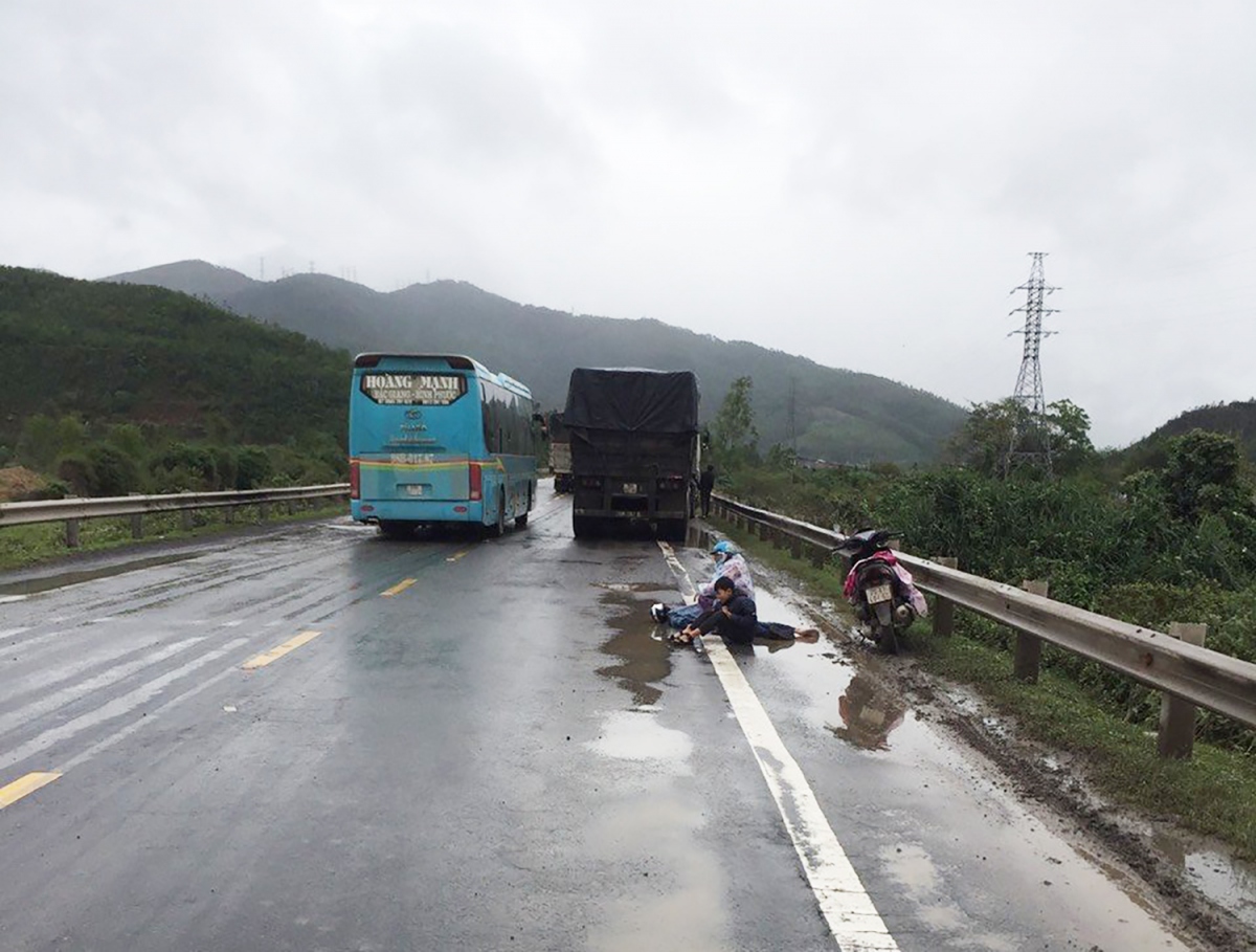 Xe máy va chạm xe đầu kéo trên đường tránh nam Hải Vân, 1 người chết