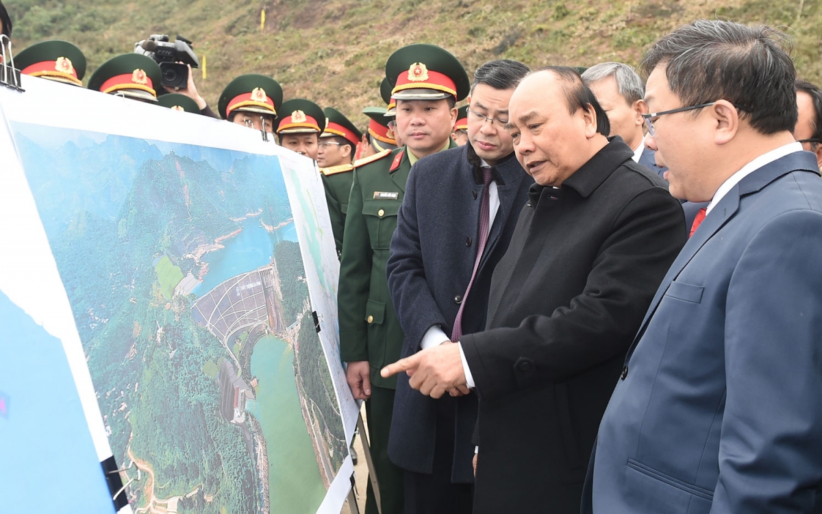 Thủ tướng Nguyễn Xuân Phúc nghe báo cáo về quy mô mở rộng công trình.
