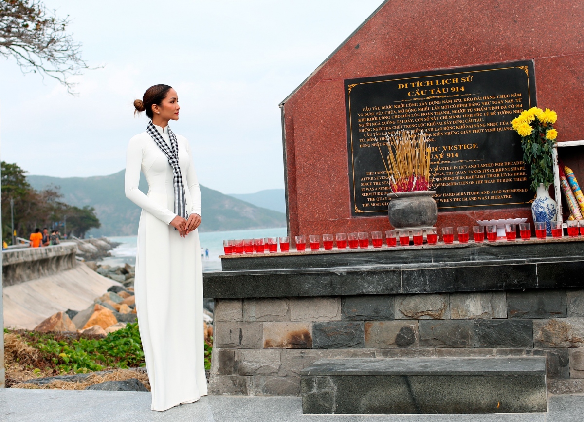 Đồng hành cùng đoàn, Hoa hậu H’Hen Niê diện áo dài trắng, quàng khăn rằn, đến với Nghĩa trang Hàng Dương, Côn Đảo tham gia “Lễ thắp nến tri ân”.