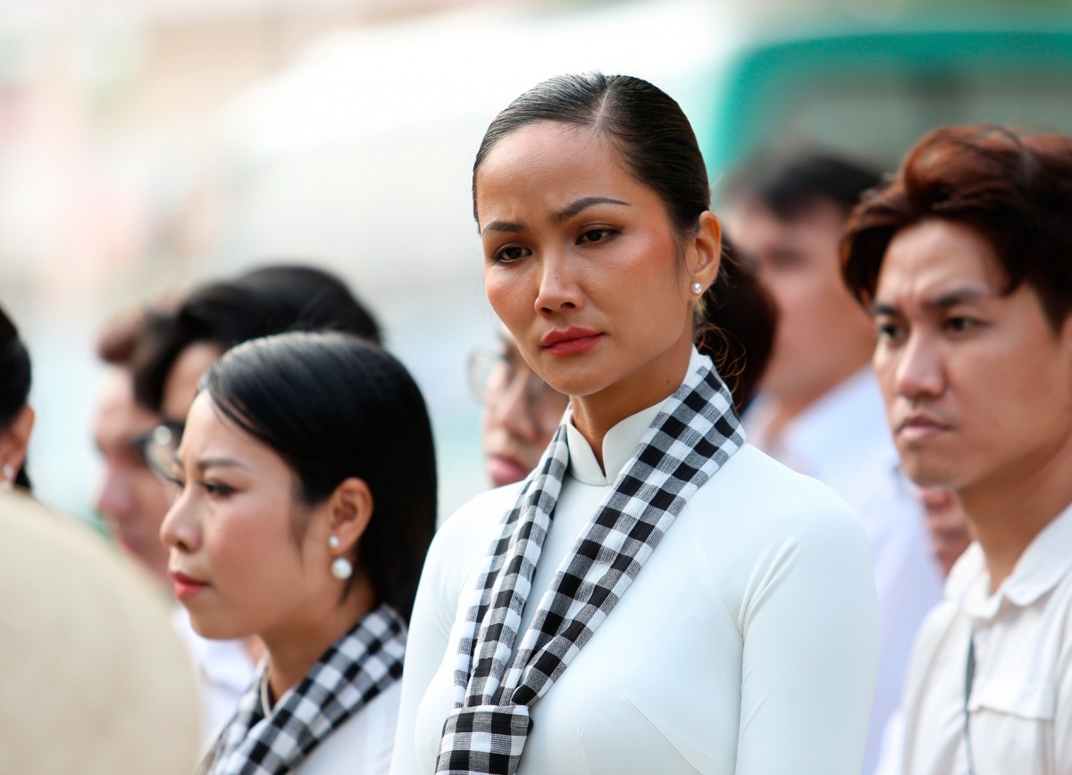 Đại diện đoàn, Hoa hậu H’Hen Niê phát biểu cảm xúc khi có mặt tại Côn Đảo.