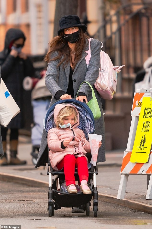 sieu mau irina shayk rang ro dua con gai cung di choi hinh anh 2