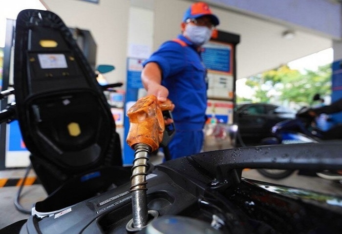 Xăng dầu đồng loạt tăng giá, cao nhất tăng gần 400 đồng/lít (Ảnh minh họa: KT)