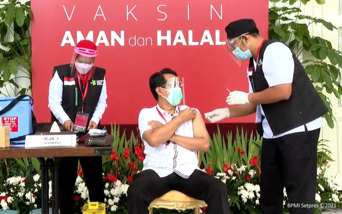 Thành viên nội các Indonesia cũng tiêm vaccine Covid-19.