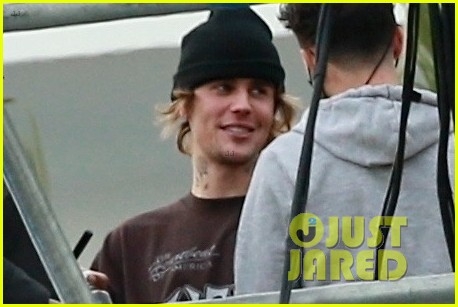 justin bieber vui ve ra pho sau su co hat sai loi trong thoi khac chuyen giao nam moi hinh anh 5
