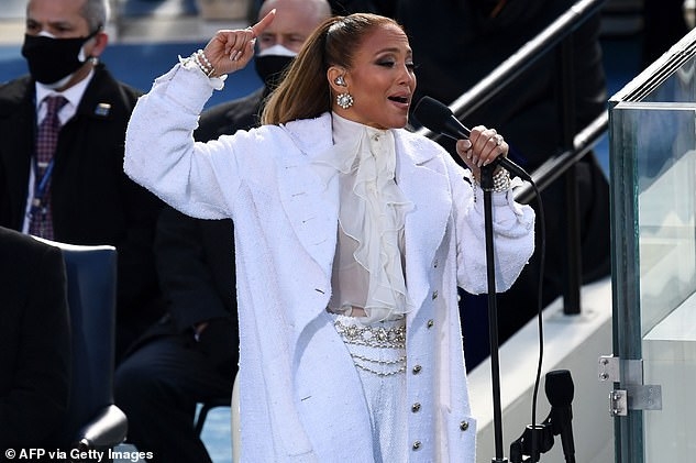 jennifer lopez dien ao croptop va quan legging khoe khoan di tap gym dip cuoi tuan hinh anh 6