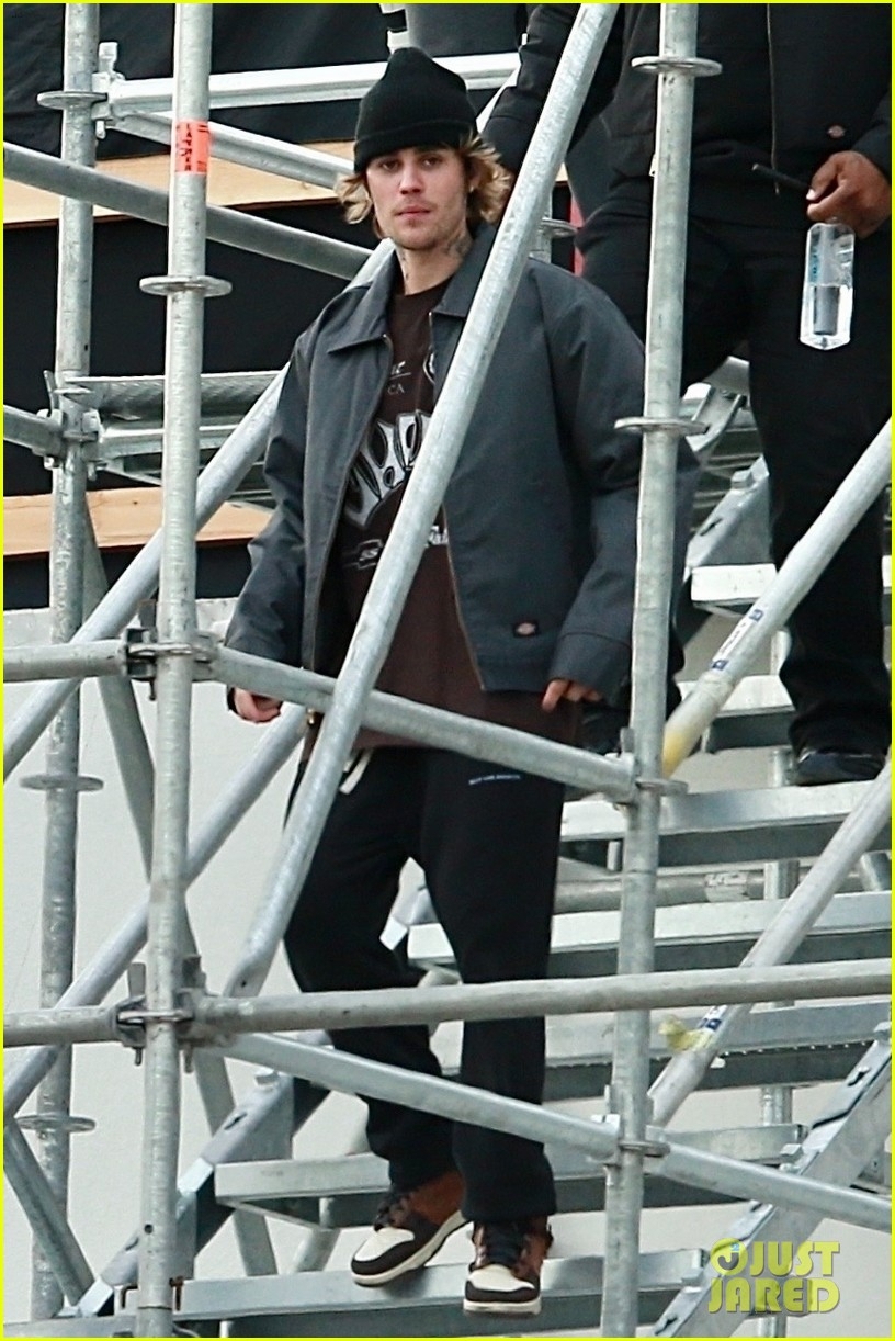 justin bieber vui ve ra pho sau su co hat sai loi trong thoi khac chuyen giao nam moi hinh anh 6