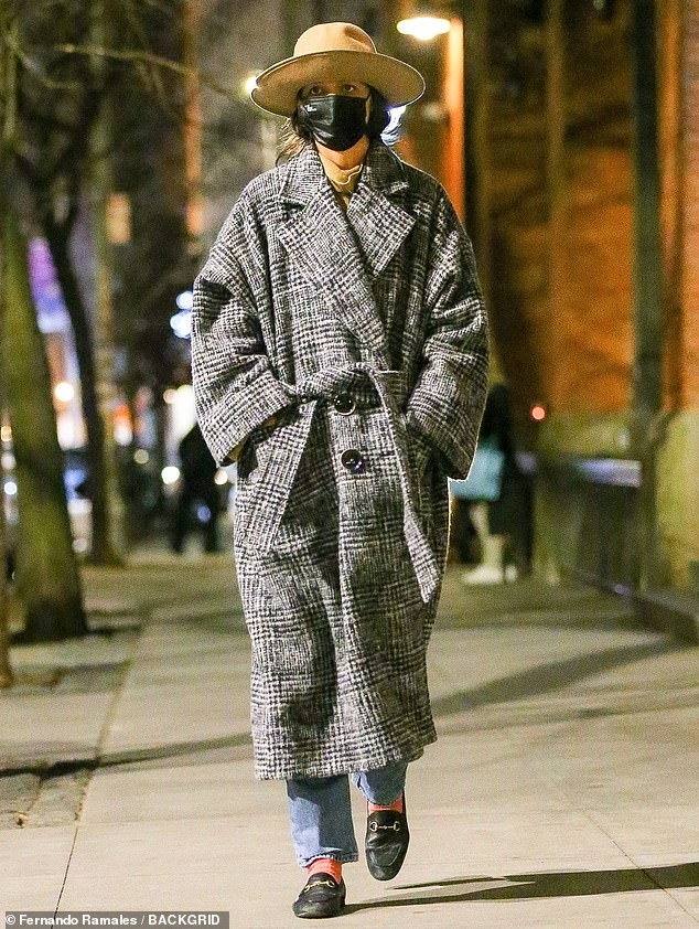 vang tinh tre, katie holmes co don ra pho luc toi muon hinh anh 1