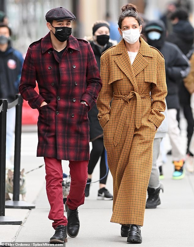 katie holmes sanh dieu di dao pho cung tinh tre hinh anh 1