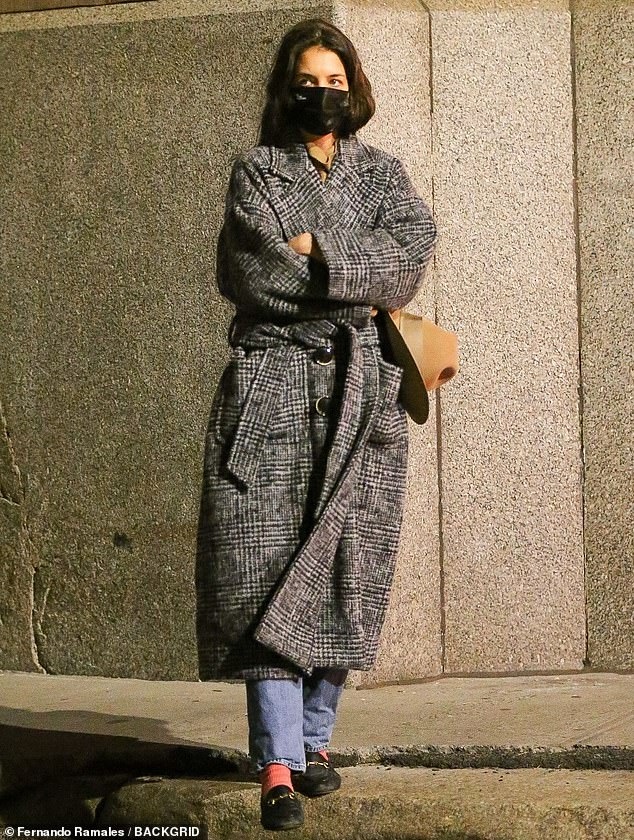 vang tinh tre, katie holmes co don ra pho luc toi muon hinh anh 2