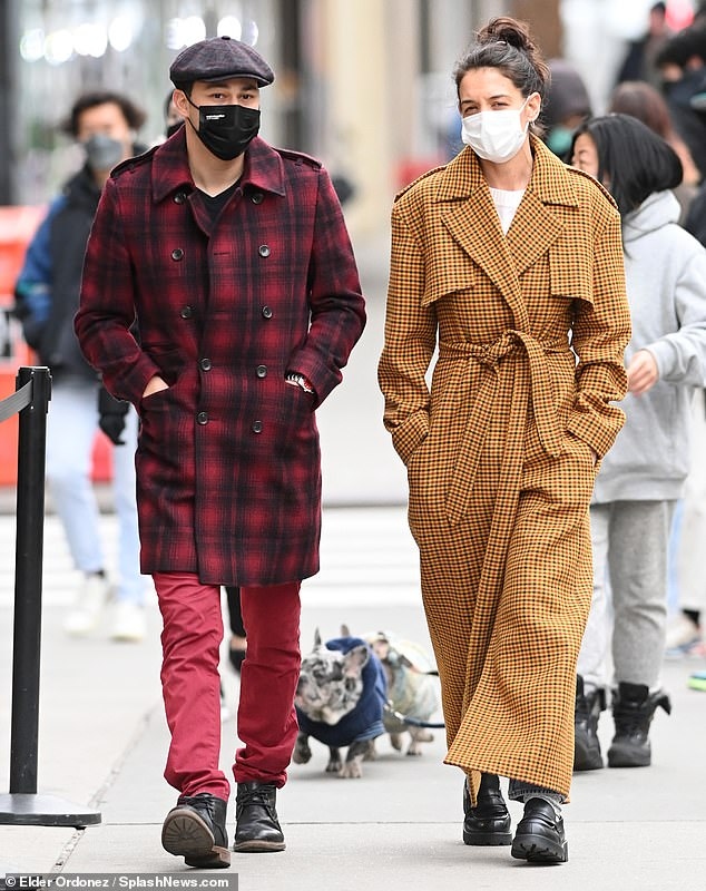 katie holmes sanh dieu di dao pho cung tinh tre hinh anh 2