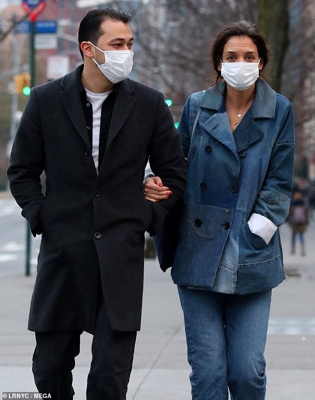 katie holmes xue xoa, lo dau hieu tuoi tac khi di choi cung tinh tre hinh anh 2