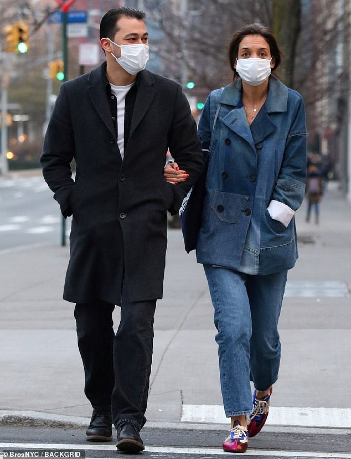 vang tinh tre, katie holmes co don ra pho luc toi muon hinh anh 3