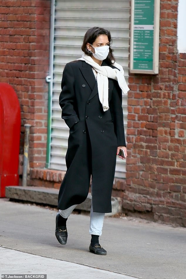 katie holmes mac do gian di, mot minh ra pho mua sam hinh anh 3