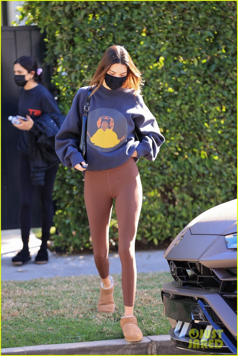 kendall jenner mac do gian di tu lai sieu xe di tham ban hinh anh 3
