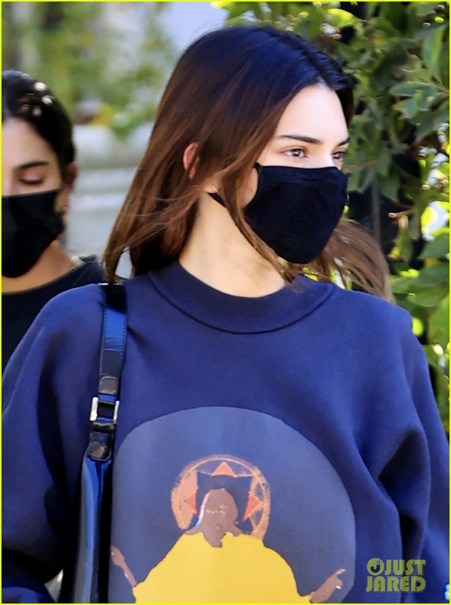 kendall jenner mac do gian di tu lai sieu xe di tham ban hinh anh 4
