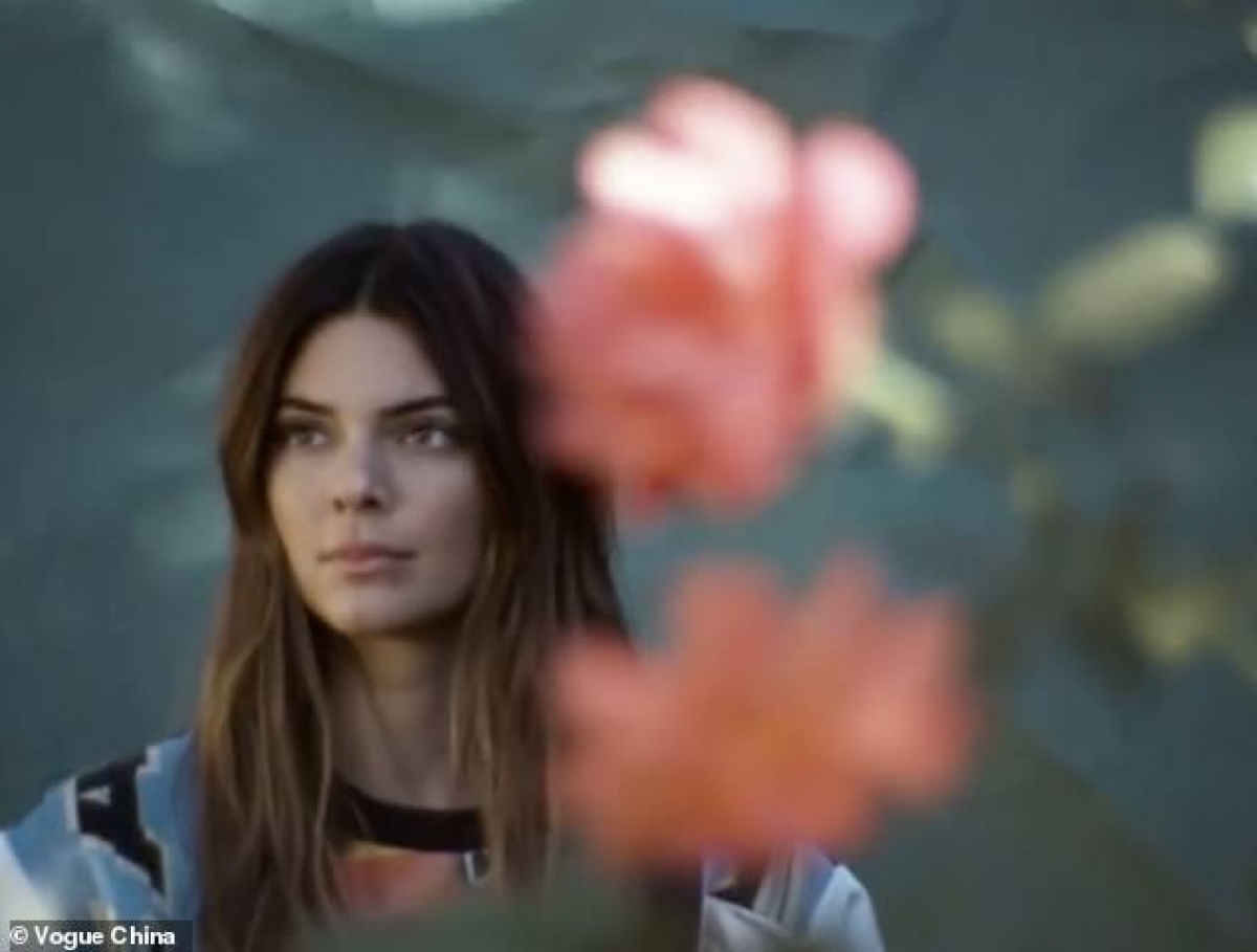 kendall jenner mac do gian di tu lai sieu xe di tham ban hinh anh 7