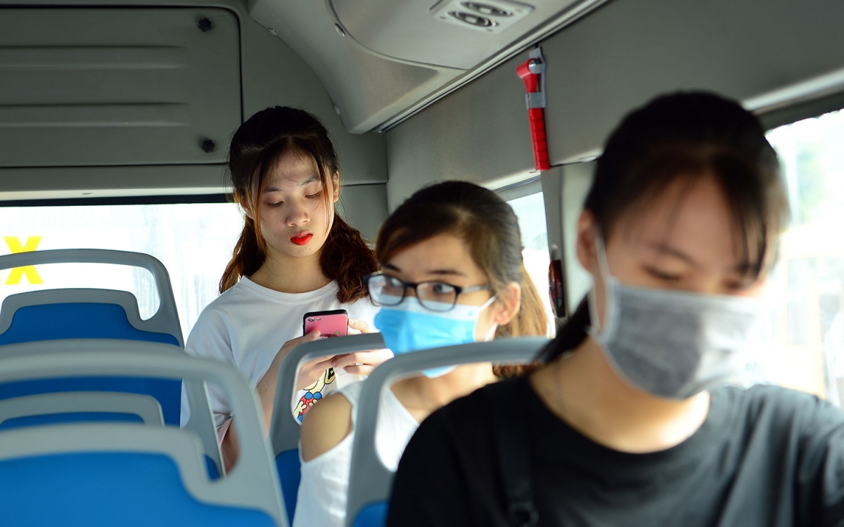 Thành phố Hà Nội yêu cầu thực hiện nghiêm việc đeo khẩu trang nơi công cộng và trên các phương tiện giao thông.