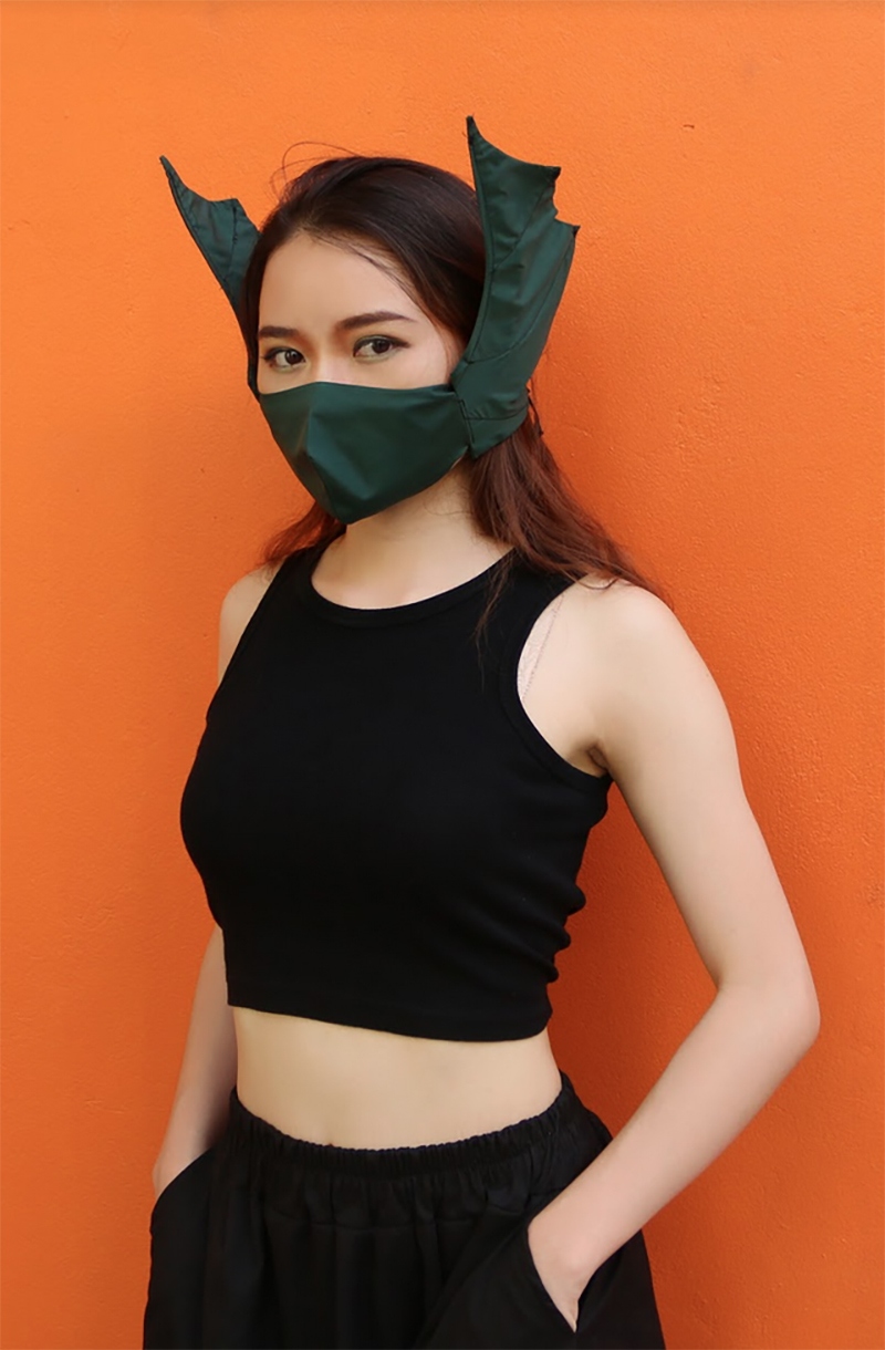 Một sinh viên cho biết: “Dịch Covid-19 tiếp tục diễn biến phức tạp, nhưng hơn hết mỗi chúng ta vẫn đều phải hoạt động, xã hội không thể ngưng phát triển. Vì vậy, mỗi cá nhân hãy tự phòng chống dịch một cách nghiêm túc, không thể lơ là”.