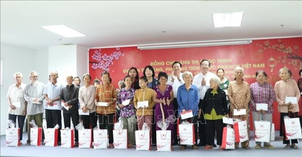 tet gifts presented to disadvantaged people picture 1