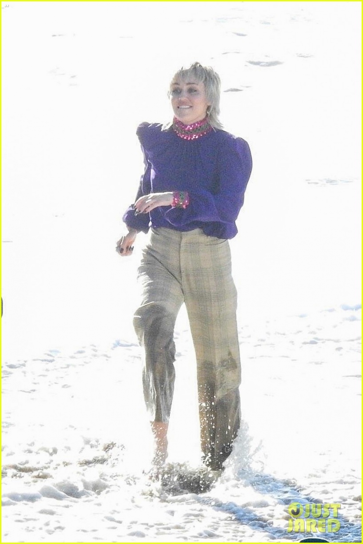 miley cyrus sành điệu lái siêu xe ra phố sau khi xác nhận sẽ biểu diễn tại super bowl 2021 hình ảnh 8 miley cyrus sanh dieu lai sieu xe ra pho sau khi xac nhan se bieu dien tai super bowl 2021 hinh anh 8